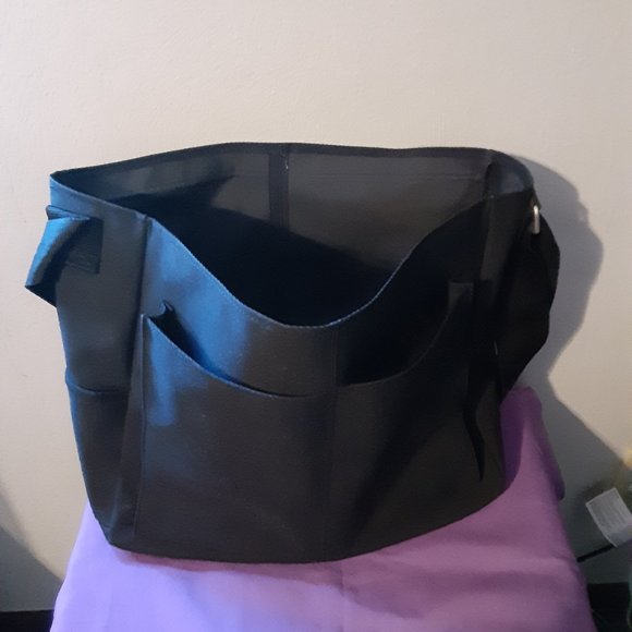 Kenneth Cole Large Messenger Bag 14 “tall and 18”wide - Picture 4 of 4